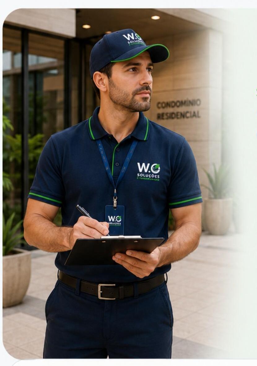 Profissional uniformizado da W.O Soluções em atendimento de zeladoria em condomínio