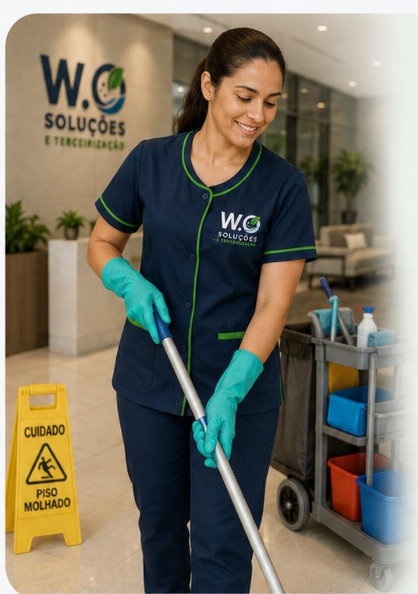Equipe da W.O Soluções realizando serviço de limpeza profissional