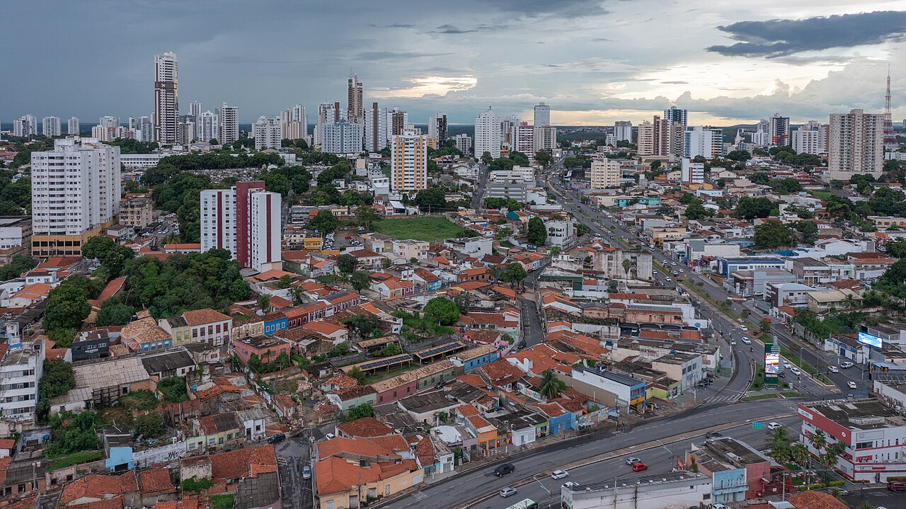 Vista aérea real do centro de Cuiabá, Mato Grosso